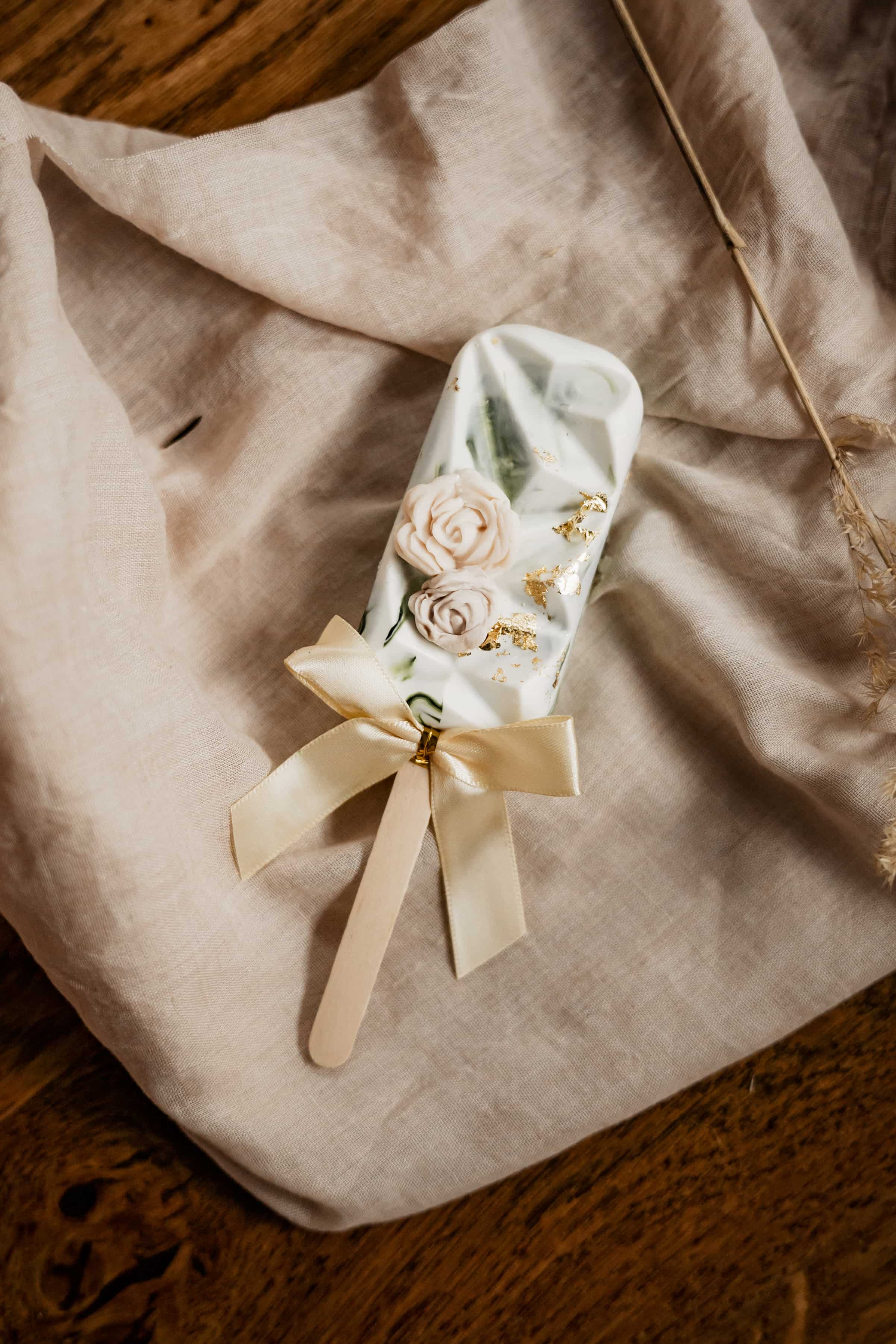 Een chocolade ijsje met strik