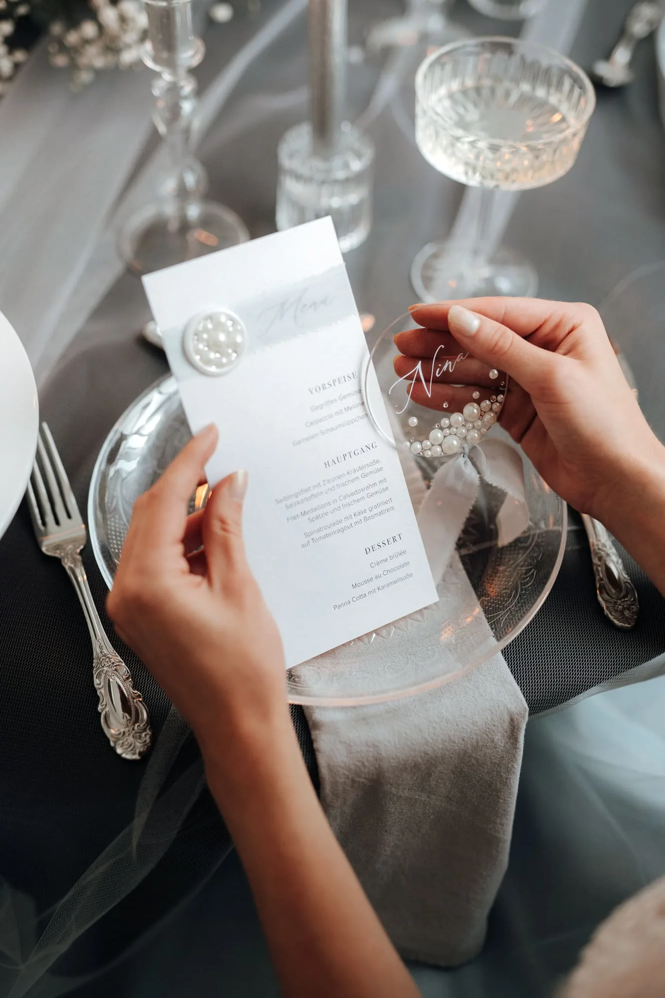 Een kaartje met kralen op een bruiloft