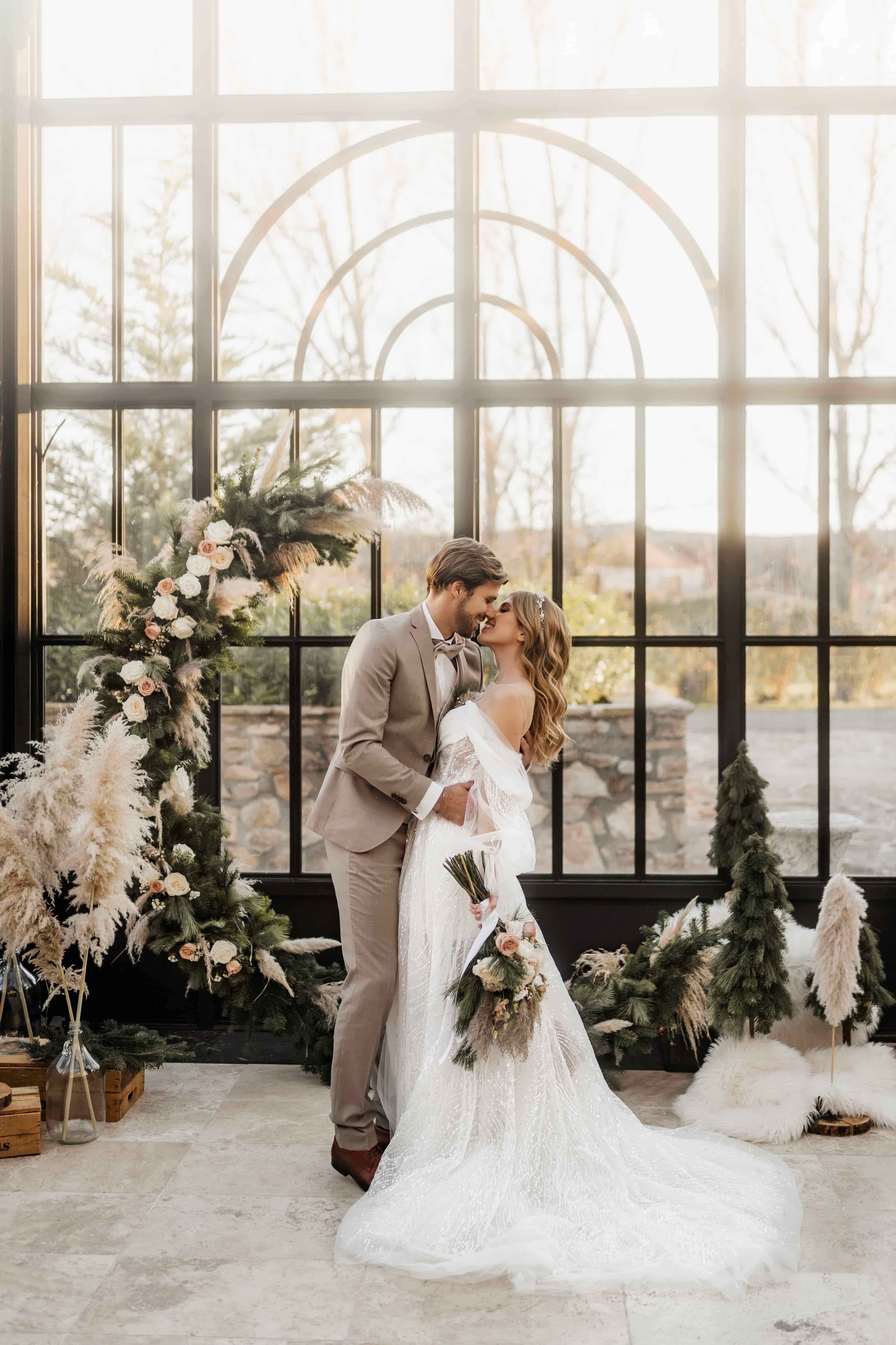 Een lachend bruidspaar op hun bruiloft