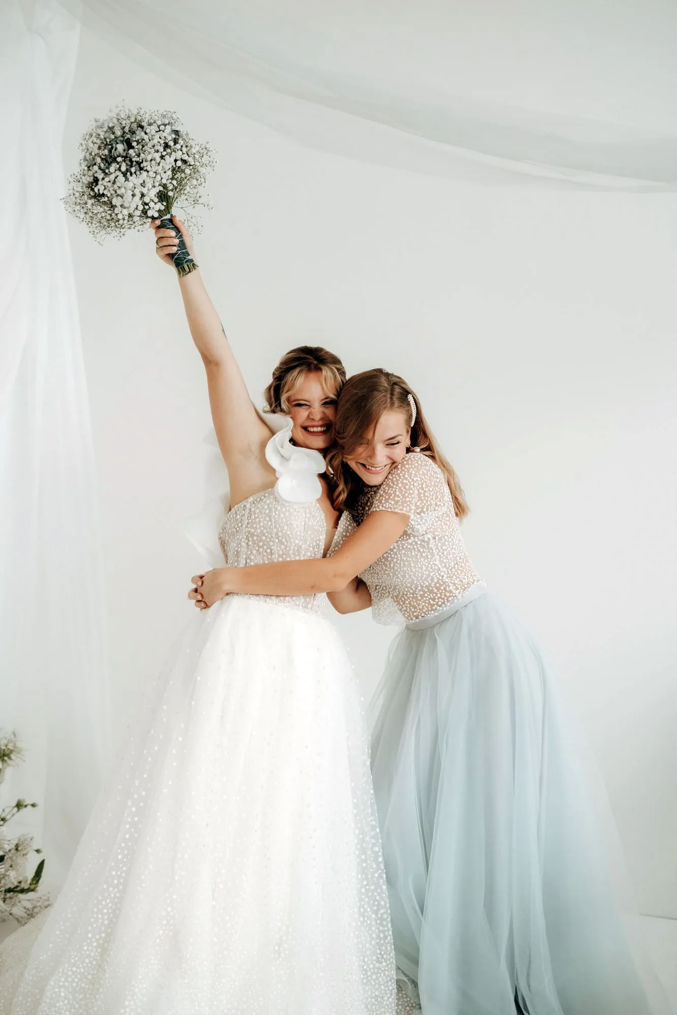 Een bruid met haar jurk aan en boeket vast