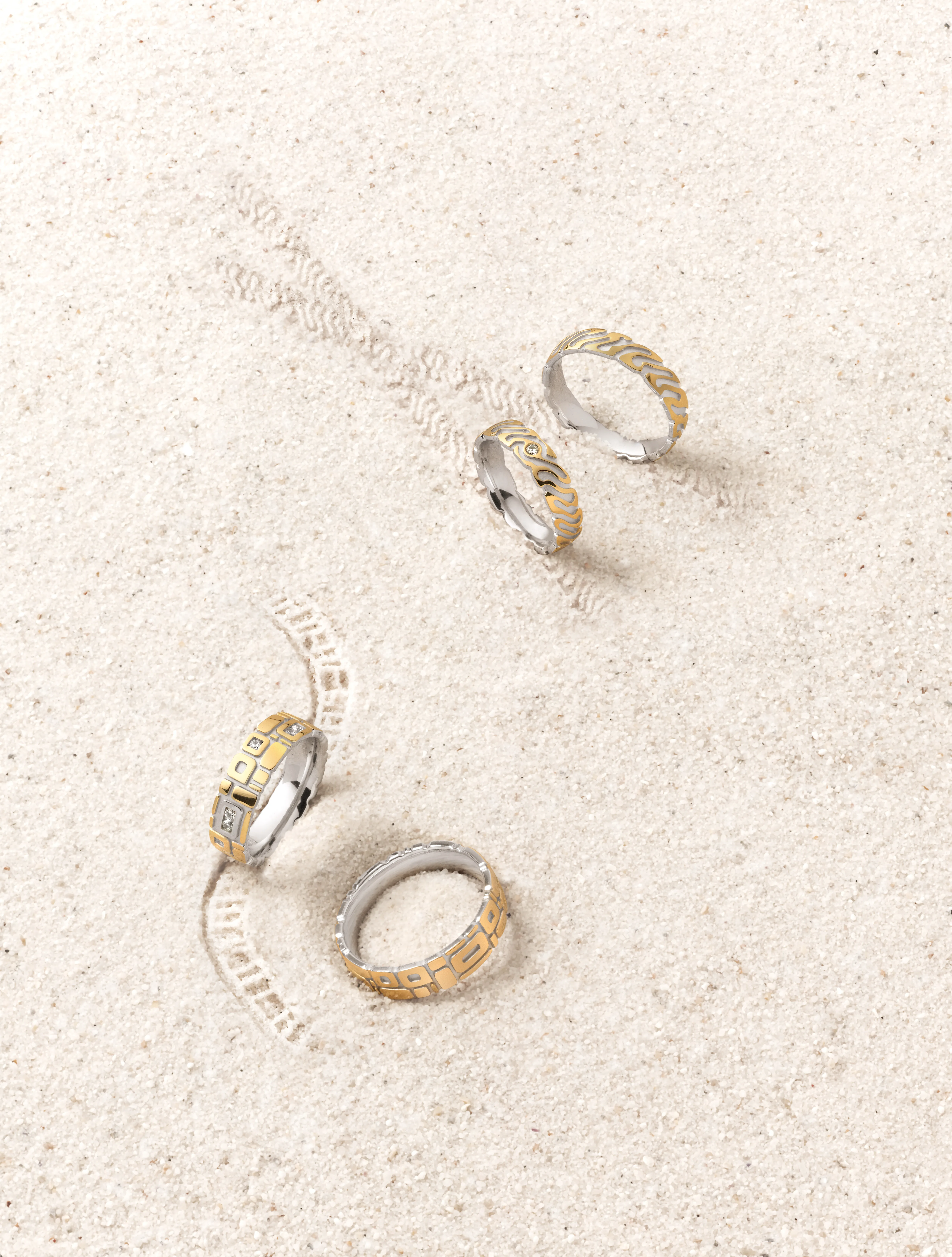 Vloeiende lijnen en organische vormen op deze bicolor trouwringen van geelgoud en witgoud.
