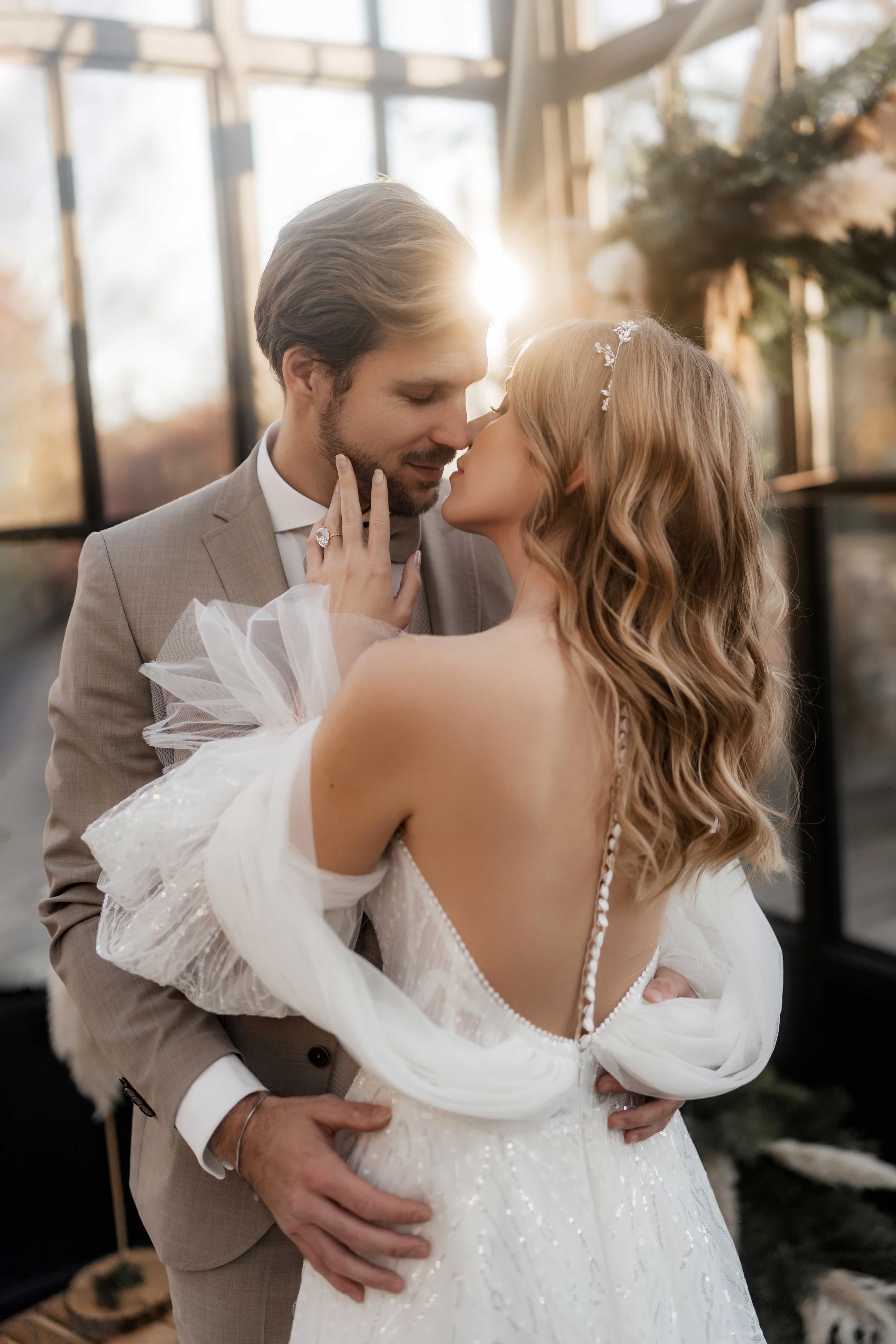 Een bruidspaar met bruidsjurk en trouwpak