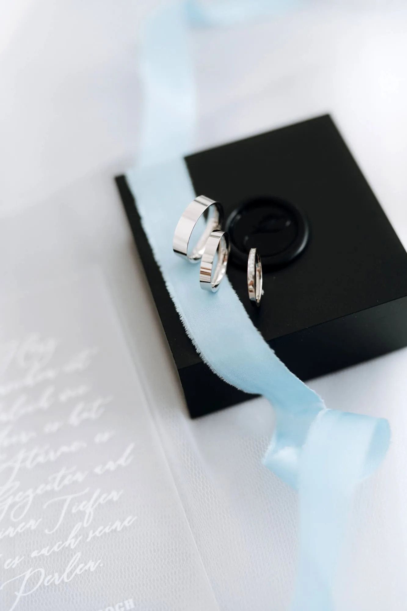 Trouwringen op een zwart doosje