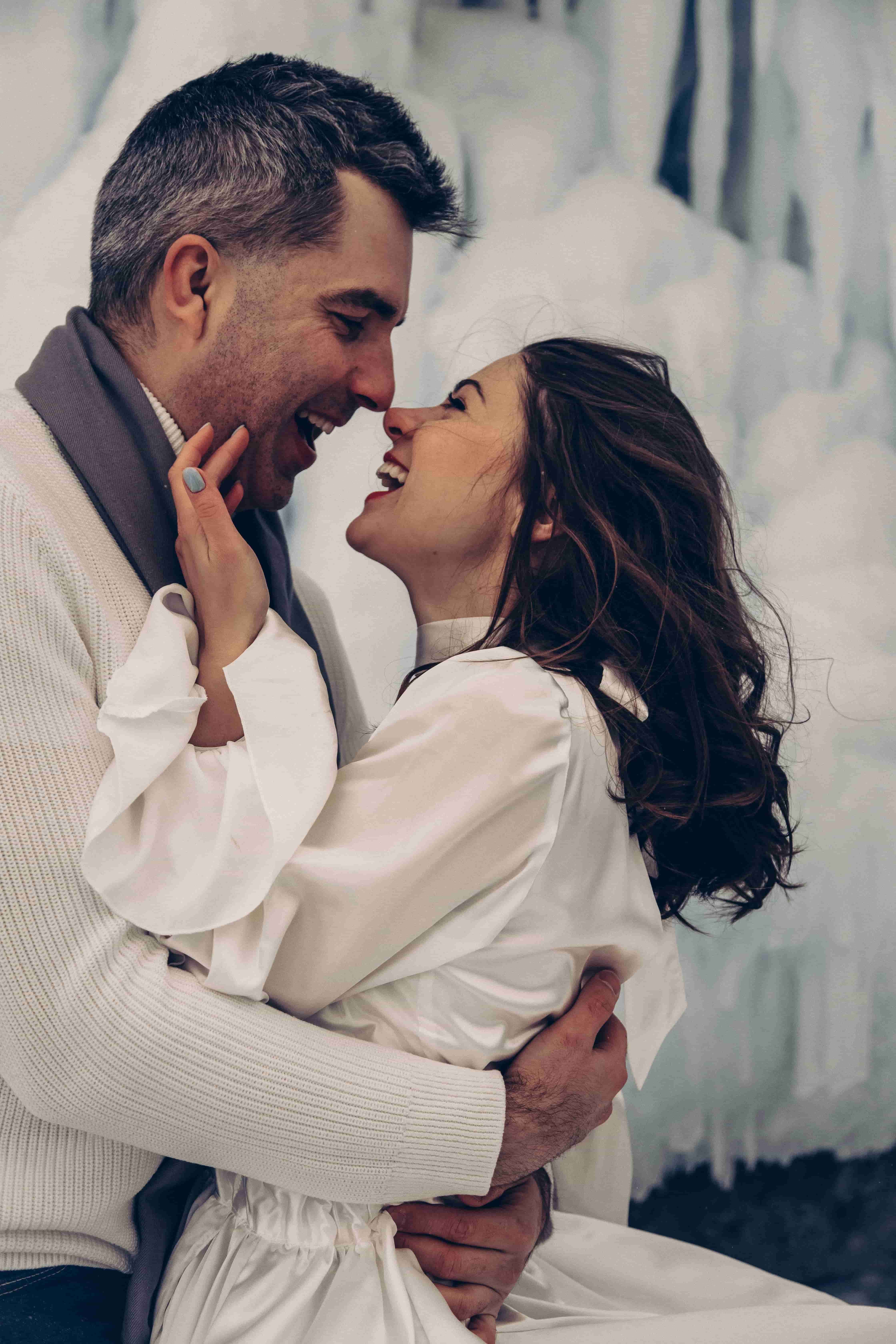 Een lachend koppel in de sneeuw