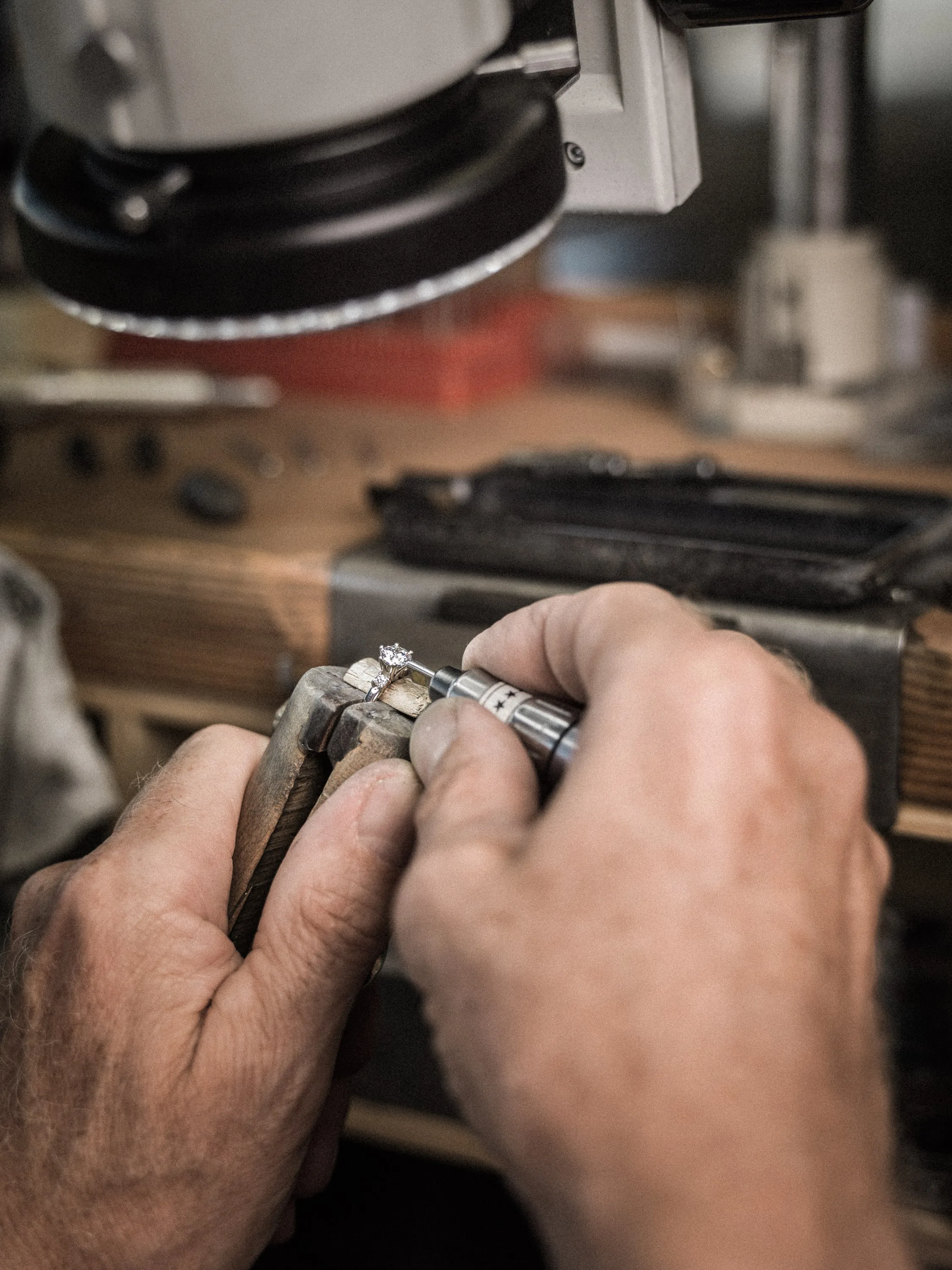 Christian Bauer goudsmit maakt ring met diamant.