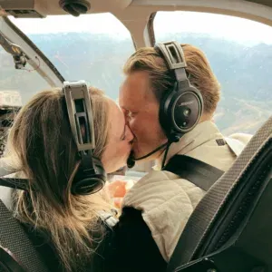 Koppel in een helikopter