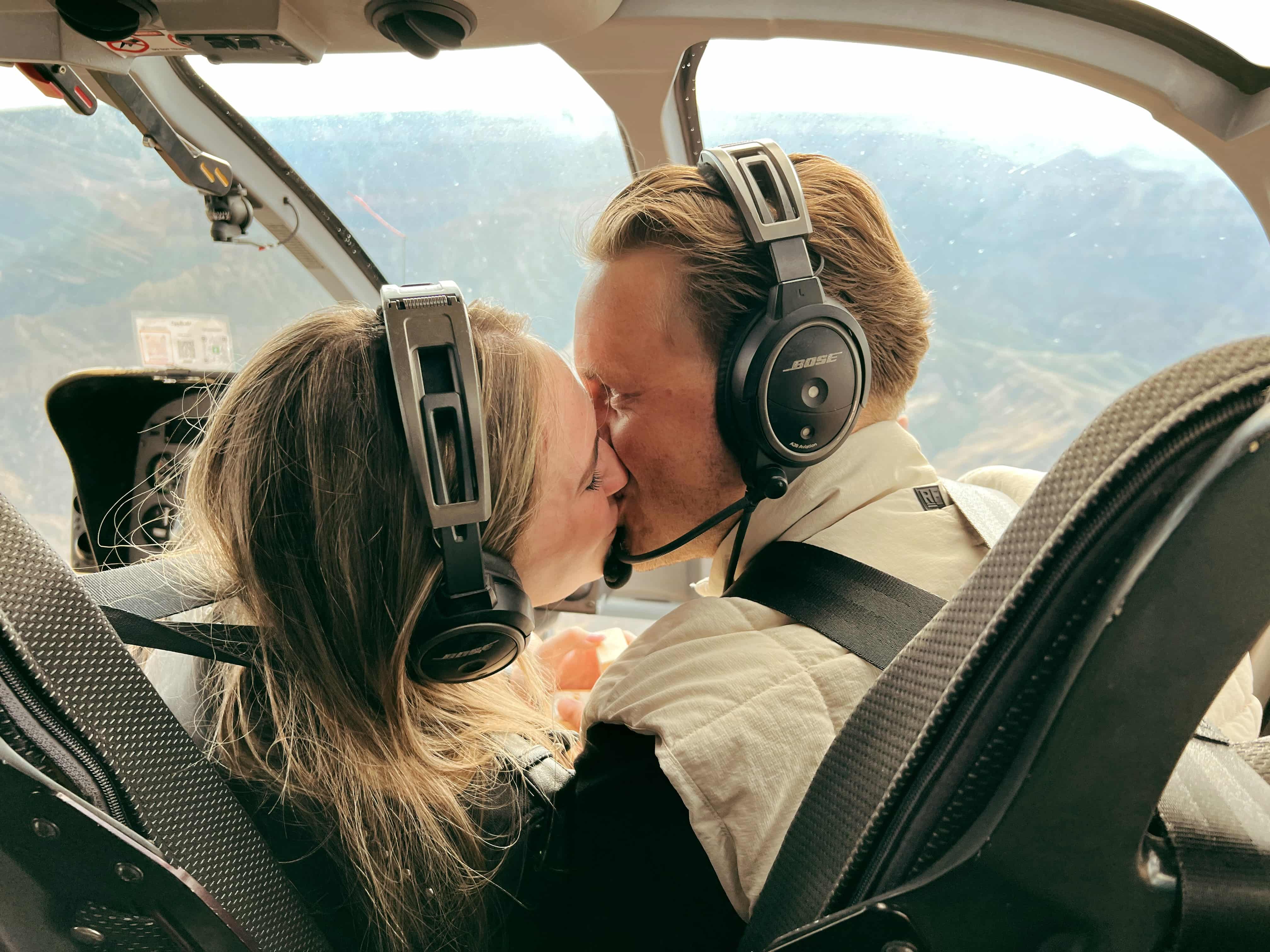 Koppel in een helikopter