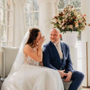 Emotioneel bruidspaar op hun bruiloft