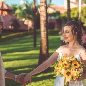 Een blij koppel die hun handen vasthouden