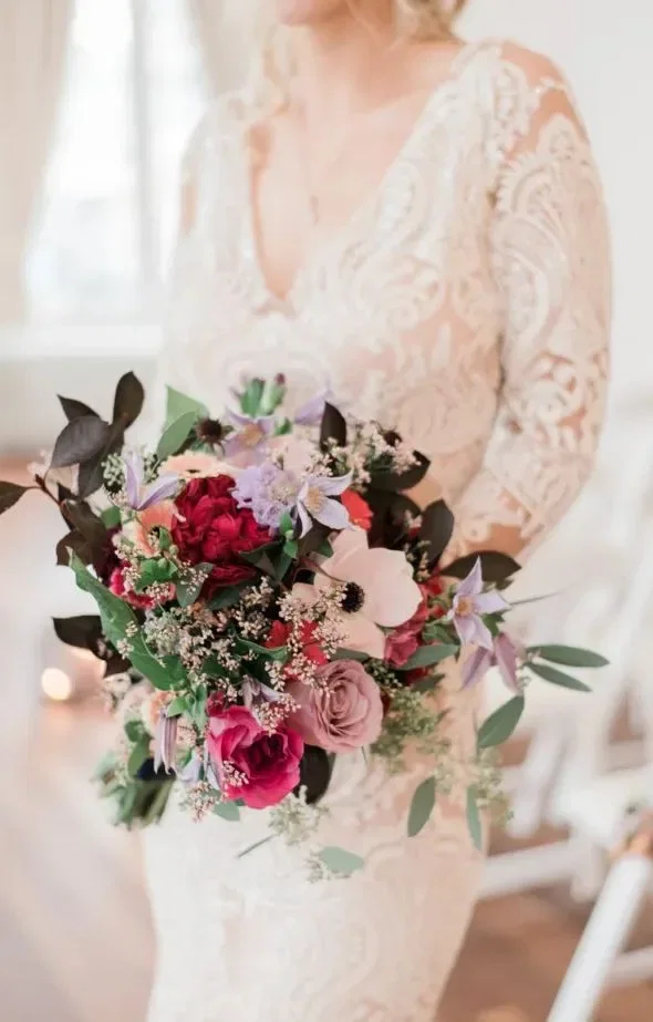 Bruid met roze bruidsboeket