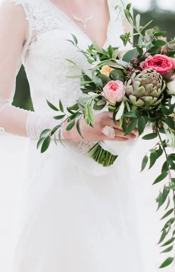 Bruid met rozen bruidsboeket