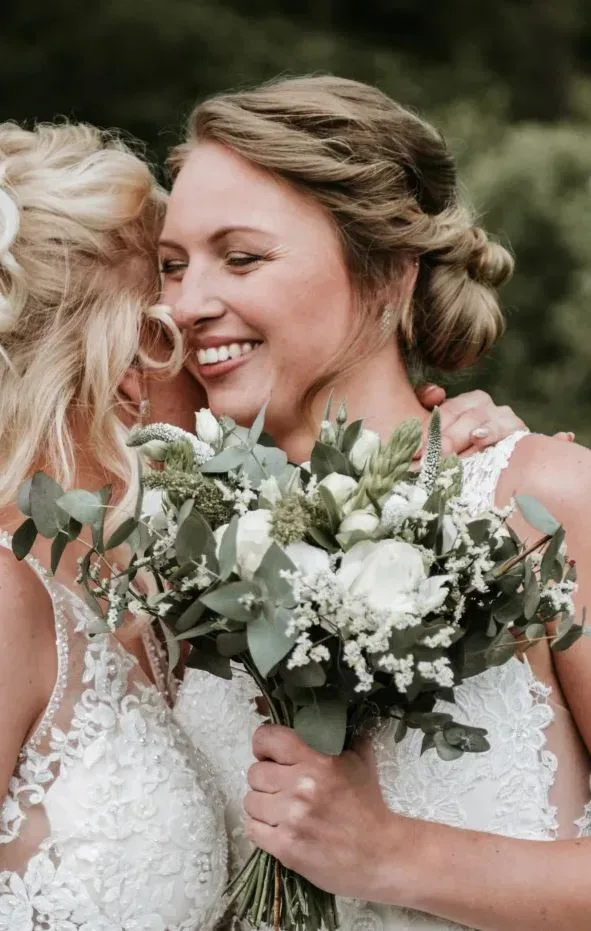 Bruid met haar moeder en bruidsboeket