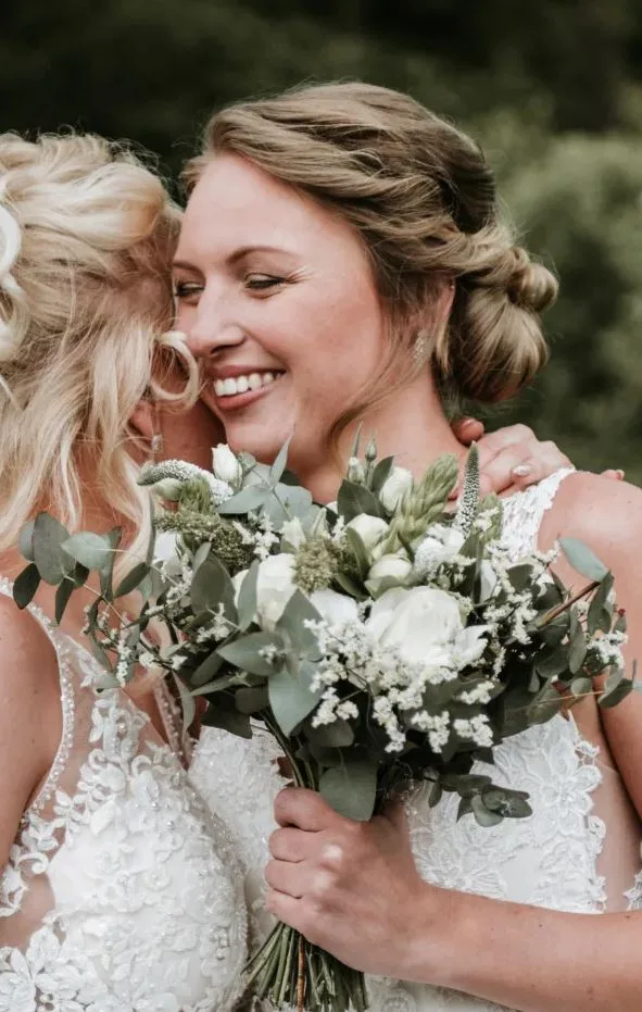 Bruid met haar moeder en bruidsboeket
