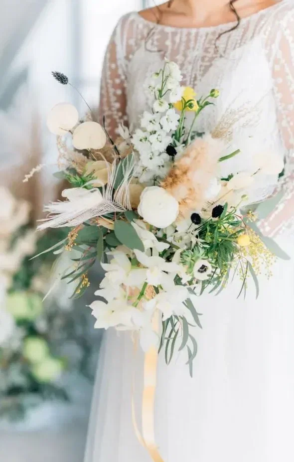 Bruid met oranje bruidsboeket