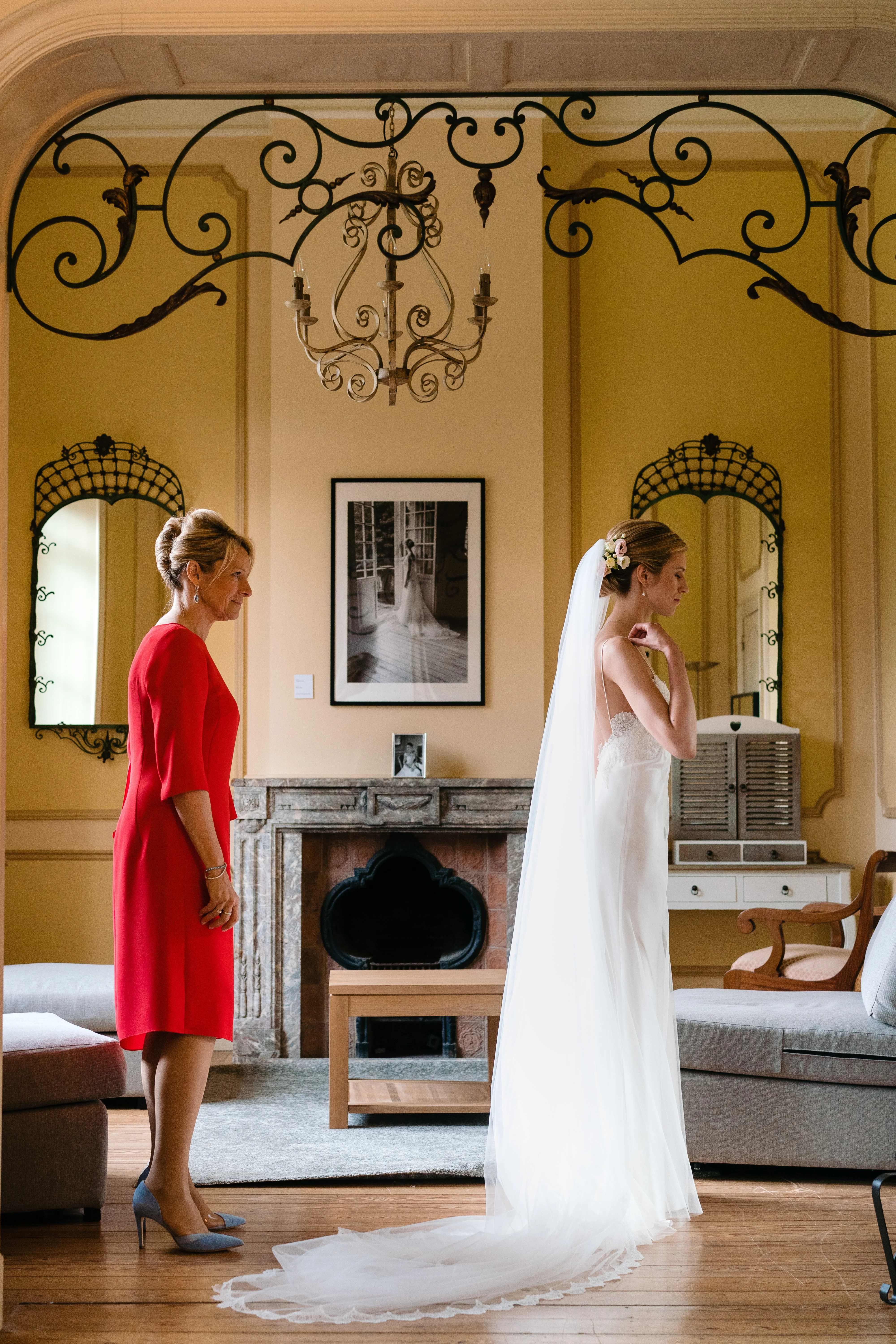 Een bruid die zich klaarmaakt voor haar bruiloft