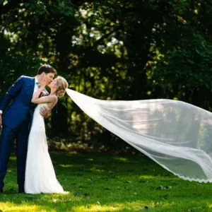 Net getrouwd koppel met lange sluier