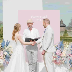 Een bruidspaar met een ceremoniemeester dat word getrouwd