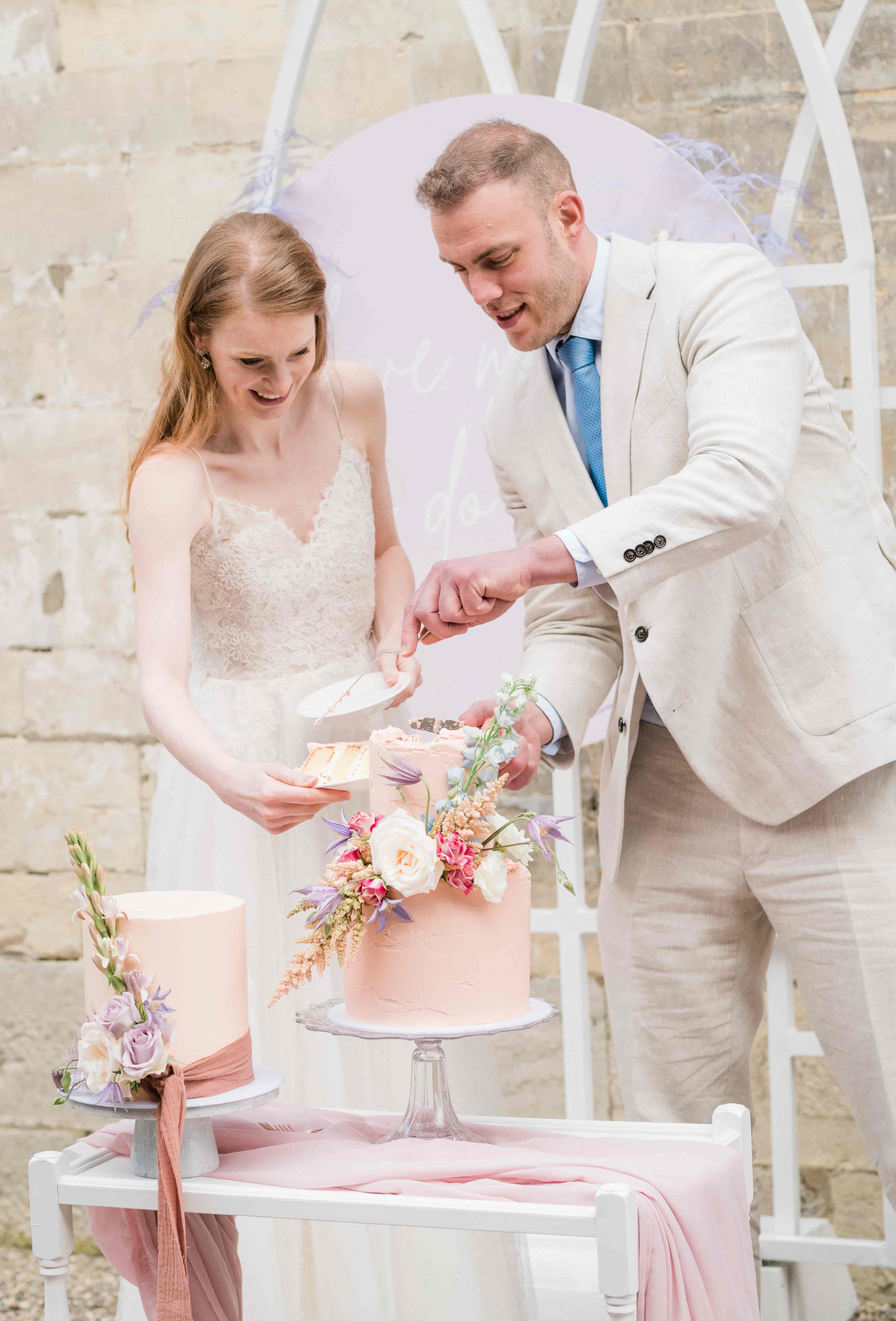 Een bruidspaar die hun bruidstaart aansnijdt op hun bruiloft
