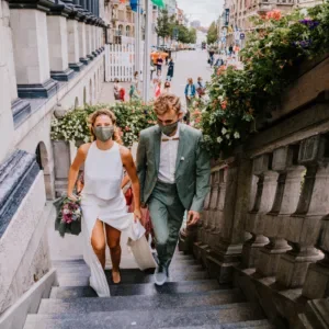 Een bruidspaar in België met een mondkapje op