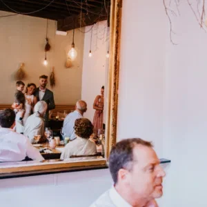 Een bruidspaar in een restaurant met hun familie