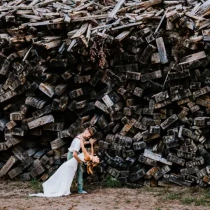 Een bruidspaar dansend voor hout
