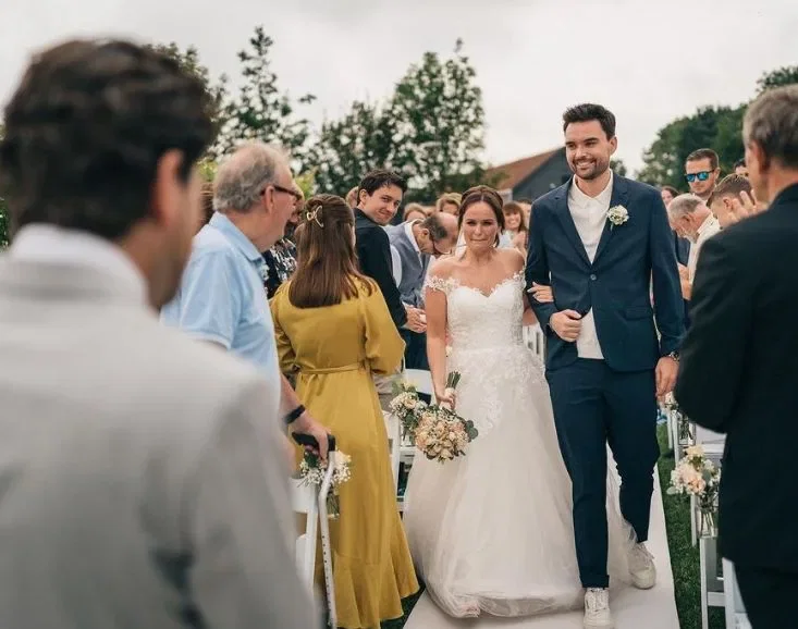 Domien Verschuuren die zijn zus naar het altaar brengt.