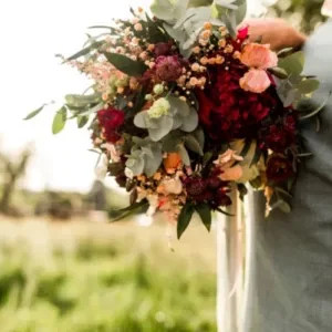 Boeket met donkere bloemen