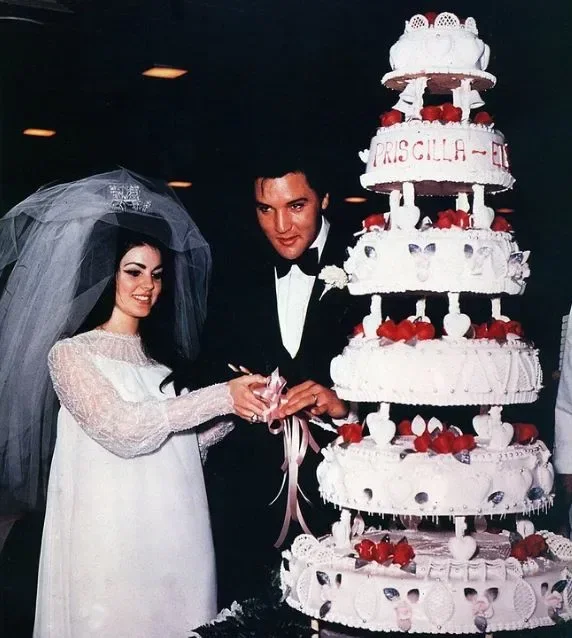 Priscilla en Elvis Presley bij hun huwelijk in Las Vegas