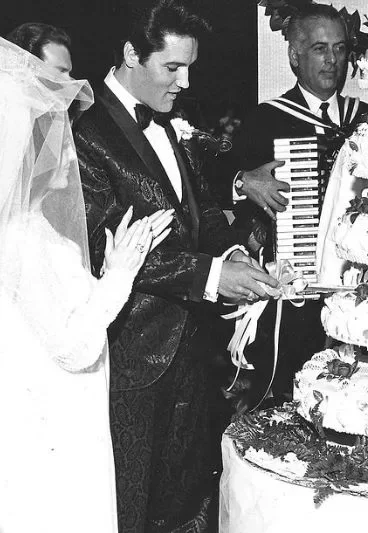 Priscilla en Elvis Presley bij hun huwelijk in Las Vegas
