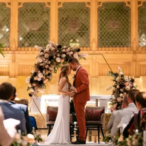 Bruidspaar tijdens hun trouwceremonie