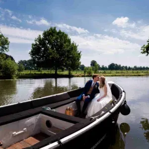 Een bruidspaar in hun huwelijksbootje