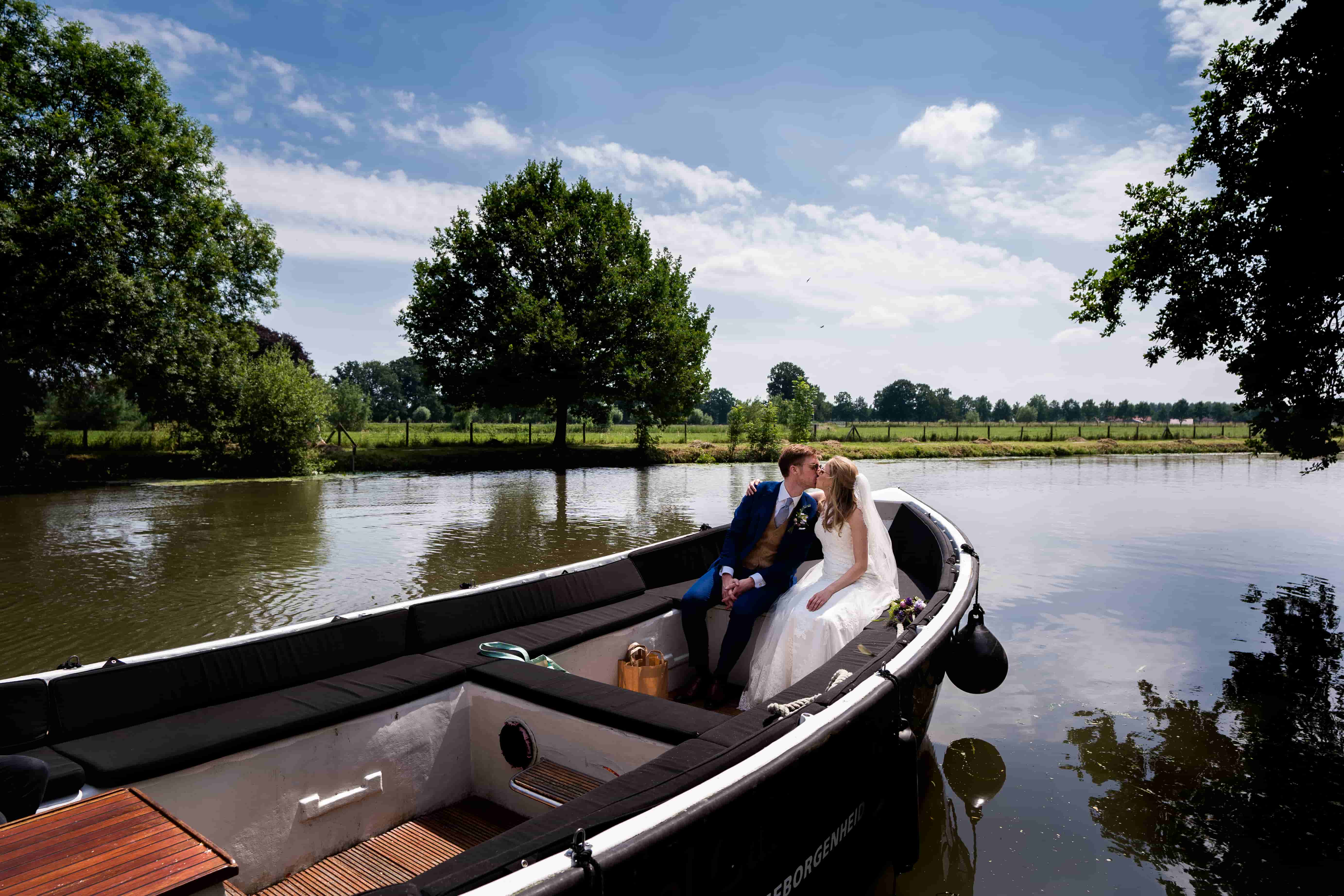 Een bruidspaar in hun huwelijksbootje