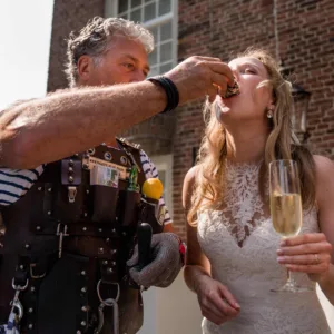 Een bruid die oesters eet en champagne drinkt