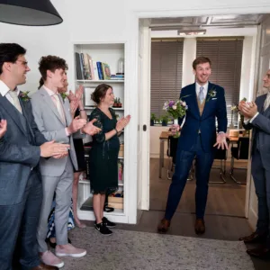 Een bruidspaar die elkaar voor het eerst ziet