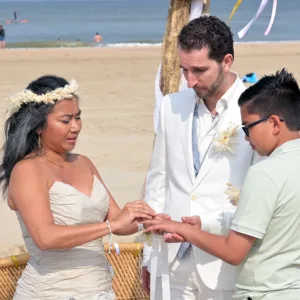 Bruidspaar die een ring geven aan hun zoon