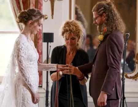6 bruidsparen over de ringceremonie