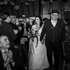 Bruidspaar dat handen vasthoud op een bruiloft