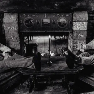 Twee bruidegoms bij de openhaard