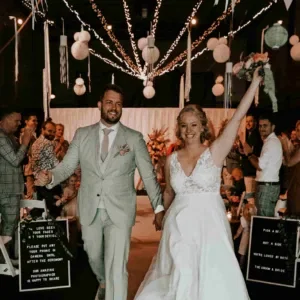 Vrolijk buidspaar dat net is getrouwd