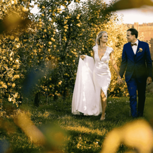 Vrolijk bruidspaar nadat zij getrouwd zijn