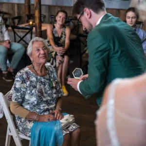 Een oma op een bruiloft als ringmeisje