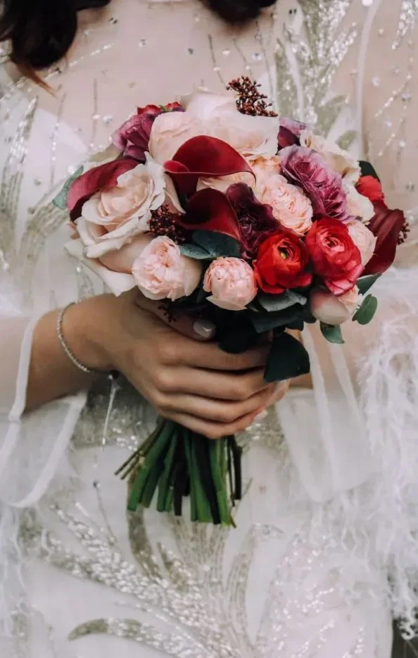 Roze bruidsboeket met witte trouwjurk