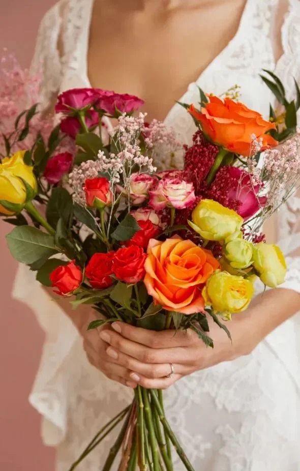 Vrolijk bruidsboeket met velle kleuren
