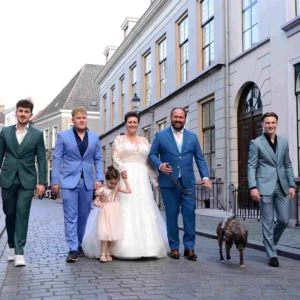 Bruidspaar met hun familie en vrienden