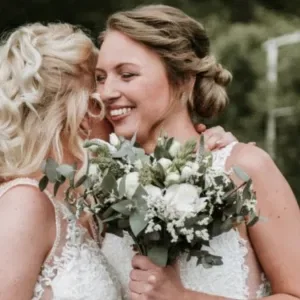 Bruid met haar moeder en bruidsboeket