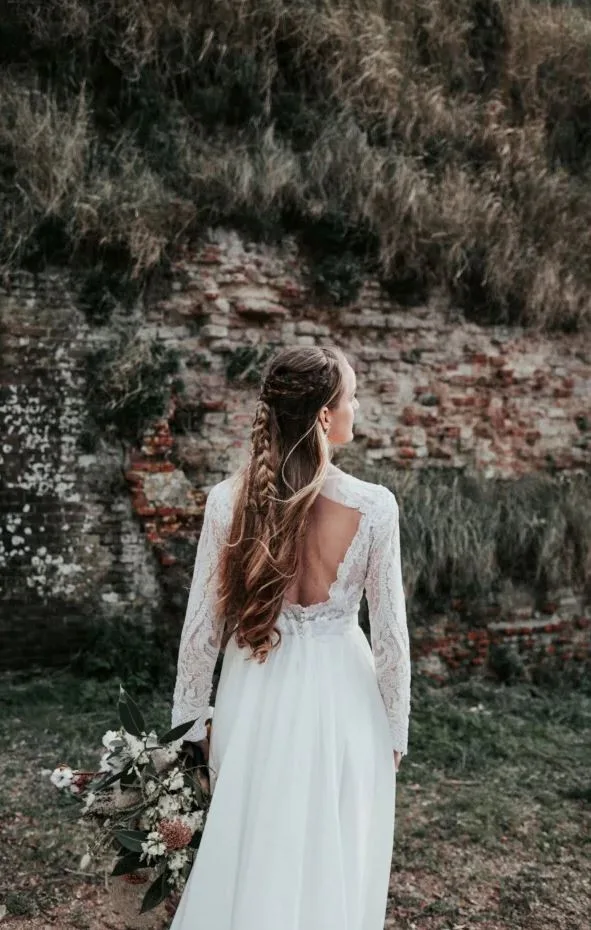 Bruid met bruidsboeket en open rug