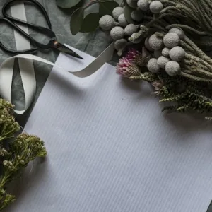 Blad met planten, bloemen en een schaar