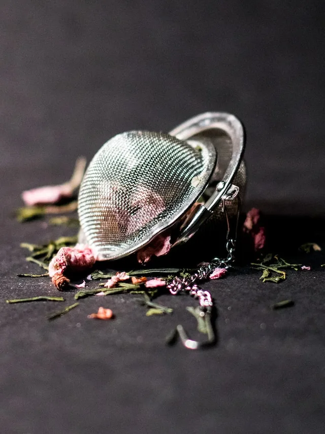 Een theehouder met gedroogd thee erin