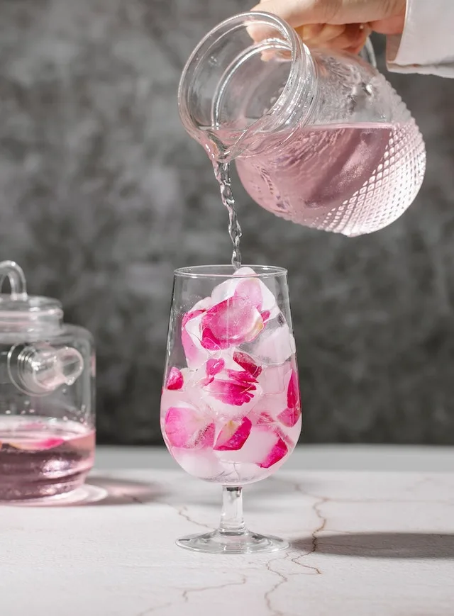 Roze cocktail die ingeschonken word