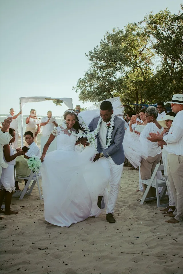 Een vrolijk bruidspaar